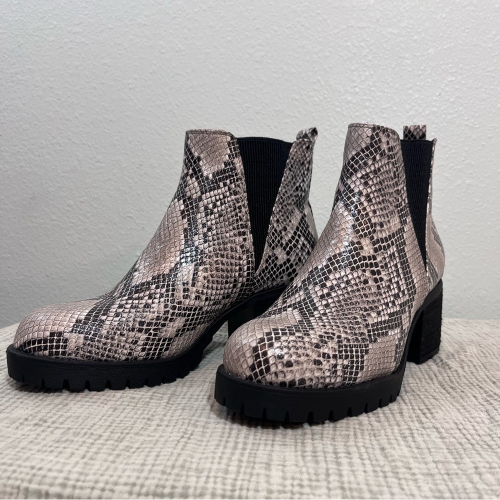 MIA Jody Snakeskin Lug Sole Booties size 8 Women’s Brand New- No Box